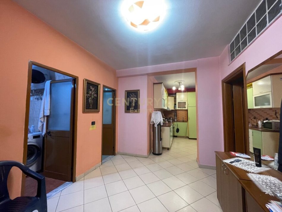 Tirane, shitet apartament 2+1+Aneks+Ballkon Kati 6, (Cmim i arsyeshem, prane rruges se Barrikadave)