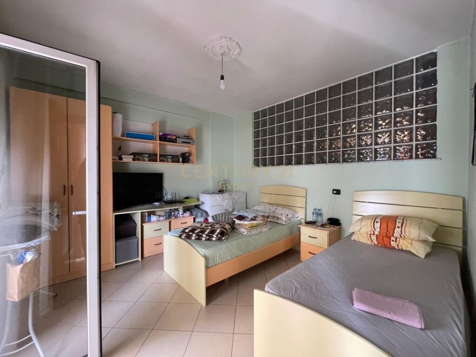 Tirane, shitet apartament 2+1+Aneks+Ballkon Kati 6, (Cmim i arsyeshem, prane rruges se Barrikadave)