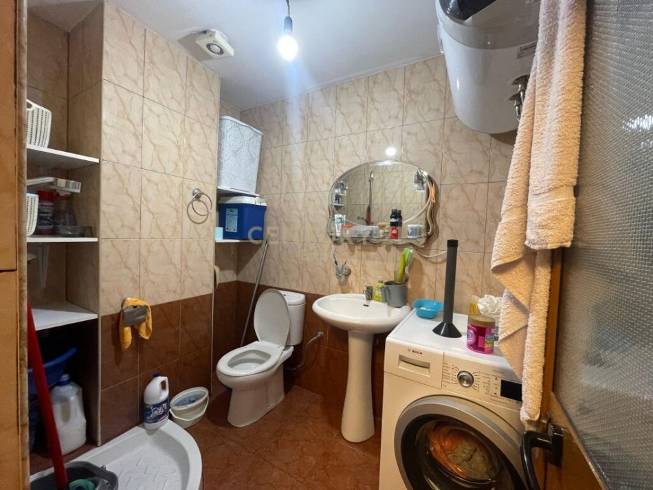 Tirane, shitet apartament 2+1+Aneks+Ballkon Kati 6, (Cmim i arsyeshem, prane rruges se Barrikadave)