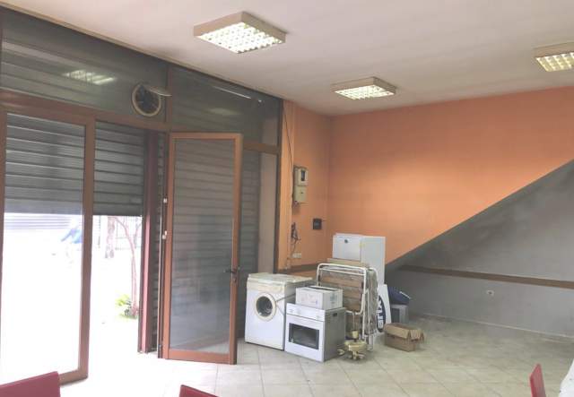 Elbasan, jepet me qera ambjent biznesi 55 m² 20.000 Leke
