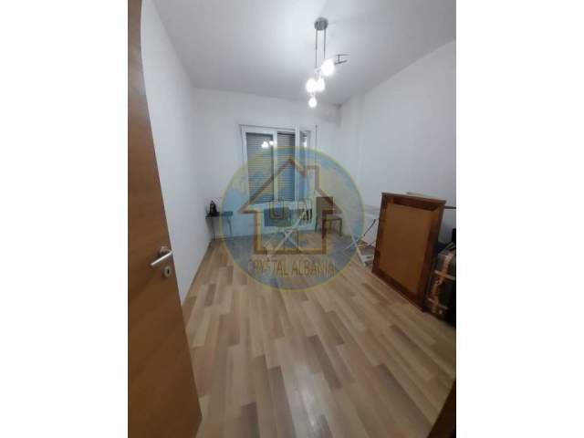 Tirane, shitet apartament 4+1 Kati 3, 172 m² 360.000 Euro (Liqeni,perballe Farit)