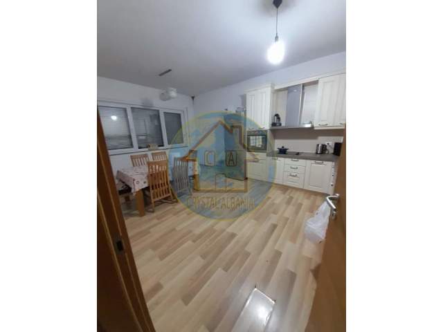 Tirane, shitet apartament 4+1 Kati 3, 172 m² 360.000 Euro (Liqeni,perballe Farit)