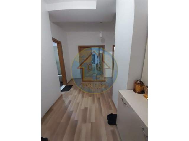 Tirane, shitet apartament 4+1 Kati 3, 172 m² 360.000 Euro (Liqeni,perballe Farit)