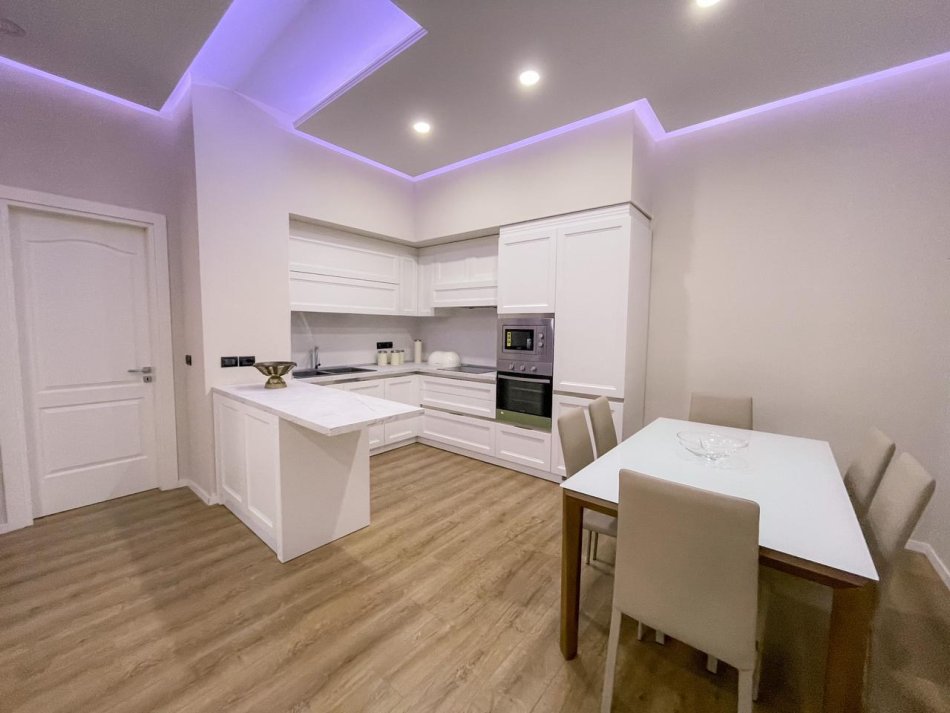 Tirane, jepet me qera apartament 2+1+Ballkon Kati 2, 130 m² 1.000 € (Pazari i Ri)
