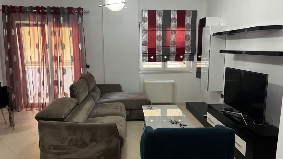 Tirane, jepet me qera apartament 2+1 Kati 3, 97 m² 750 € (Bllok)