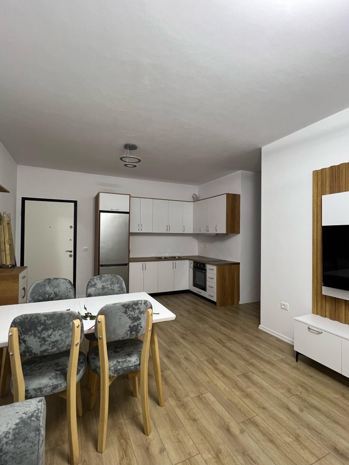 Tirane, jepet me qera apartament 2+1+Ballkon Kati 3, 94 m² 450 € (Gryka Kacanikut Univers City I Sapomobiluar)