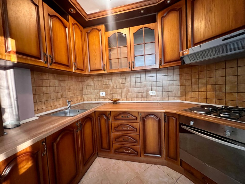 Tirane, jepet me qera apartament 2+1+Ballkon Kati 6, 92 m² 550 € (Rruga e Elbasanit)