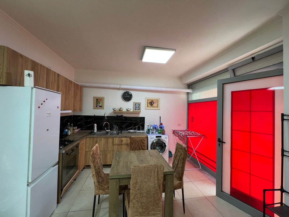 Tirane, jepet me qera apartament 1+1 Kati 1, 70 m² 350 € (Fresk)