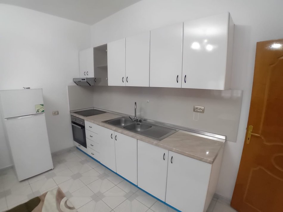 Tirane, jepet me qera shtepi 1+1+Ballkon Kati 1, 77 m² 420 € (Rruga 5 maji)