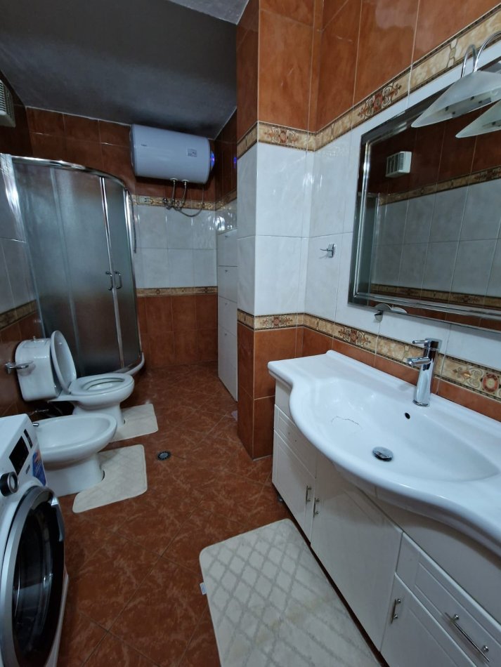 Tirane, jepet me qera apartament 1+1 Kati 2, 72 m² 800 € (Sheshi Wilson)