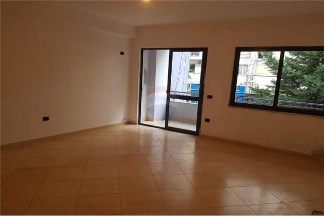 Tirane, ofert apartament 2+1+BLK Kati 1, 104 m² 83.000 Euro (Pallatet Cabej)