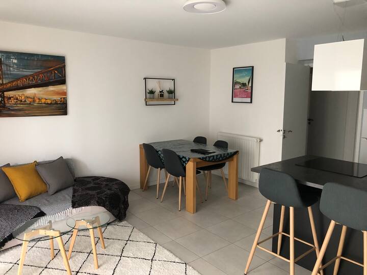 Tirane, jepet me qera apartament 1+1+Ballkon Kati 7, 70 m² 500 € (porcelan)