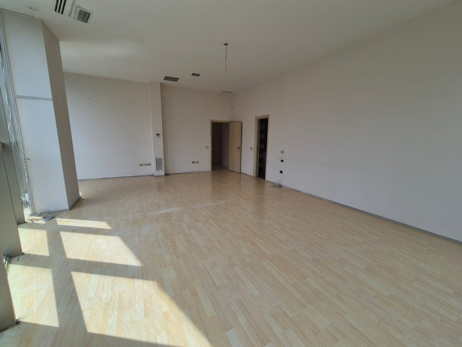 Tirane, jepet me qera ambjent biznesi Kati 3, 52 m² 1.500 € (MYSLYM SHYRI)