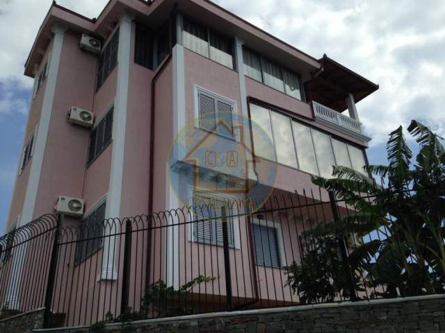 Dhermi, jepet me qera Vile 2+1+A Kati 3, 6.000 Euro (Drimadhe)