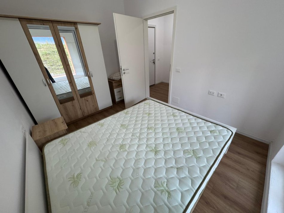 Tirane, jepet me qera apartament 1+1 Kati 4, 65 m² 400 € (ali demi)