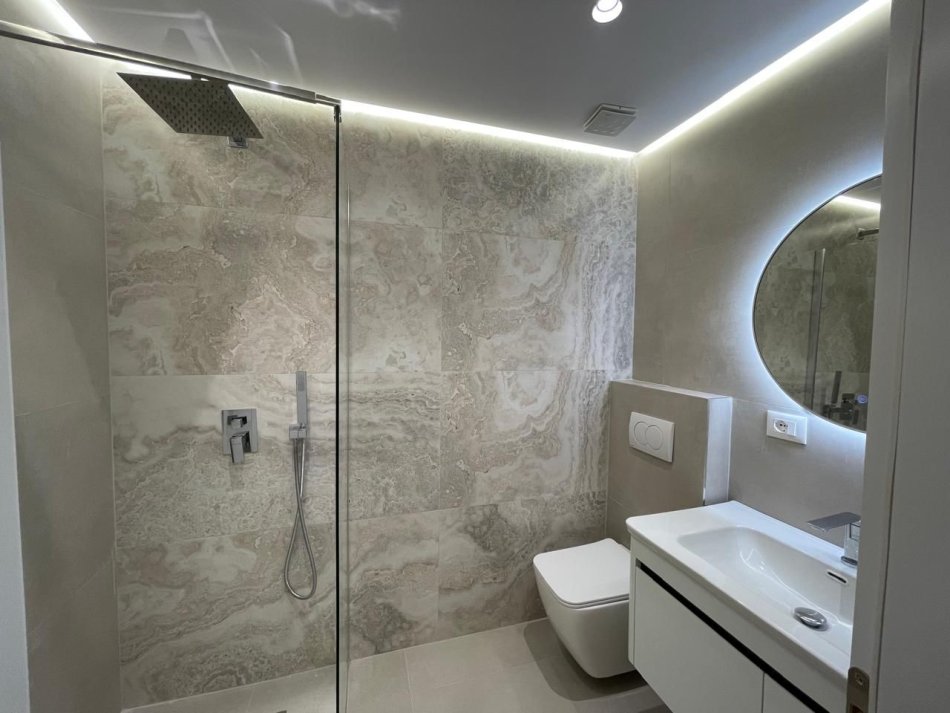 Tirane, shitet apartament 2+1+Ballkon Kati 10, 101 m² 212.000 € (Prane qendres Globe)