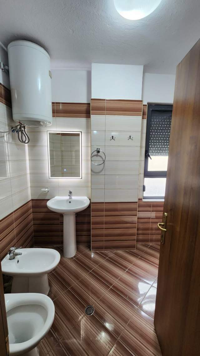 Tirane, jepet me qera apartament 2+1+A+BLK Kati 4, 115 m² 500 Euro (Pallati me Shigjeta)