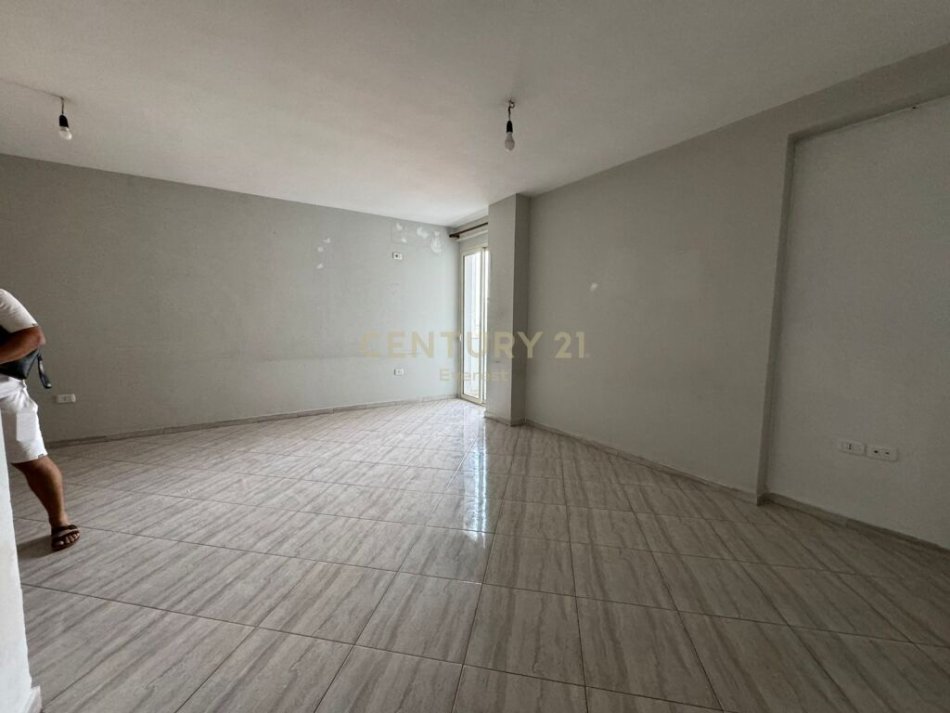 Tirane, shitet apartament 2+1+Ballkon Kati 4, 112 m² 123.000 € (Yzberisht prane KMY)