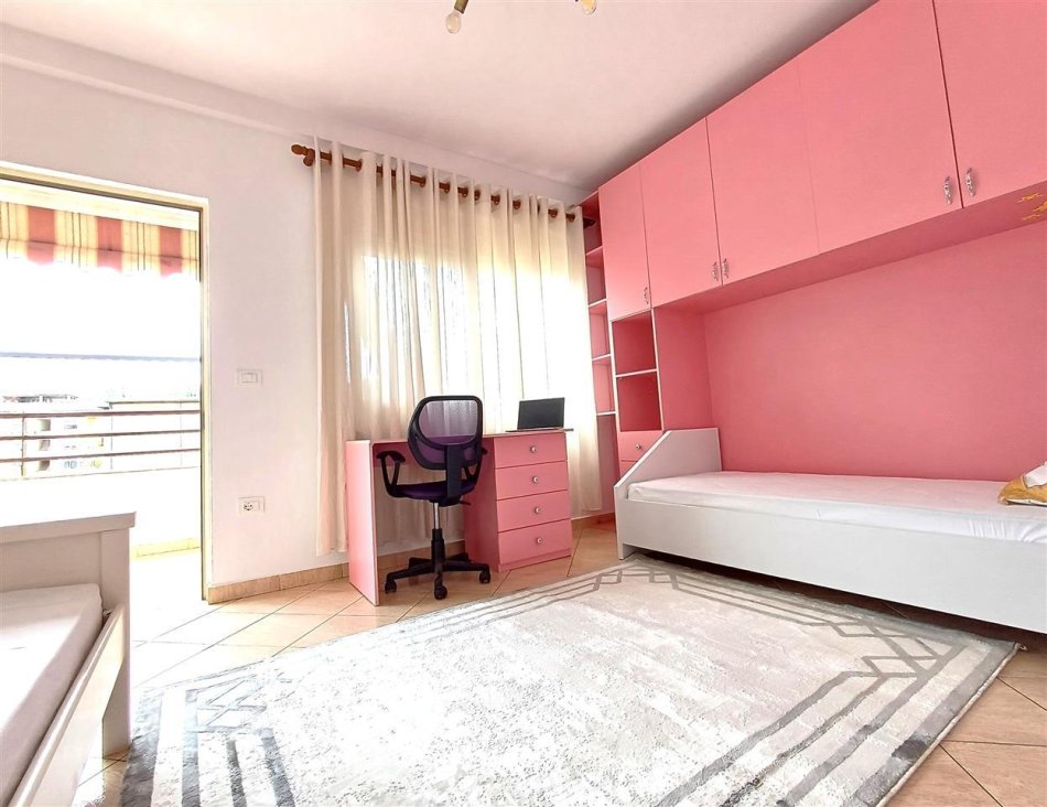 Tirane, jepet me qera apartament 2+1+Ballkon Kati 3, 80 m² 500 € (rruga irfan tomini , perballe hotel hillton)