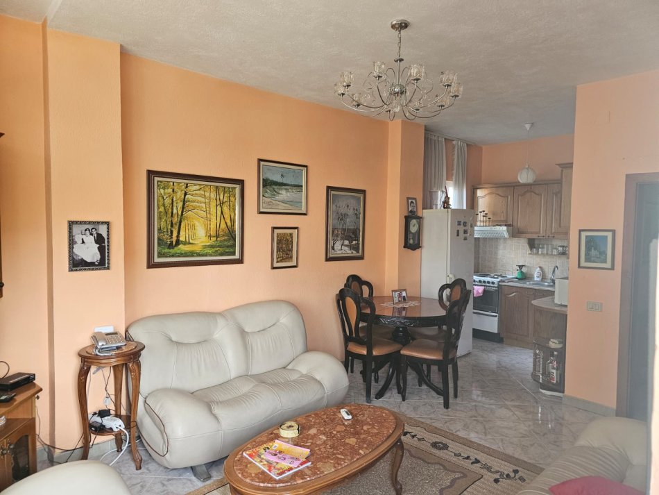 Tirane, shitet apartament 1+1 Kati 2, (Ali Demi)