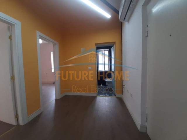 Tirane, jepet me qera zyre Kati 3, 180 m² 2.000 Euro (bllo)