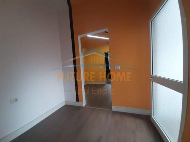 Tirane, jepet me qera zyre Kati 3, 180 m² 2.000 Euro (bllo)
