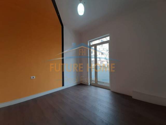 Tirane, jepet me qera zyre Kati 3, 180 m² 2.000 Euro (bllo)