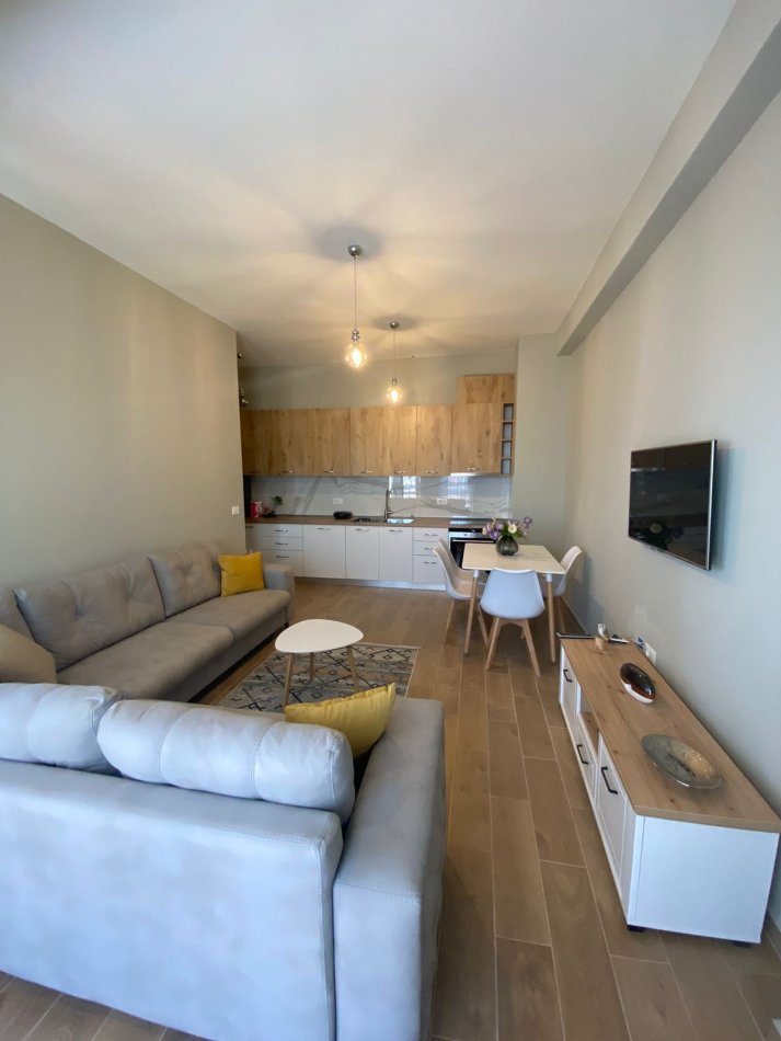 Tirane, jepet me qera apartament 1+1 Kati 7, 70 m² 650 € (tek shkolla e kuqe)