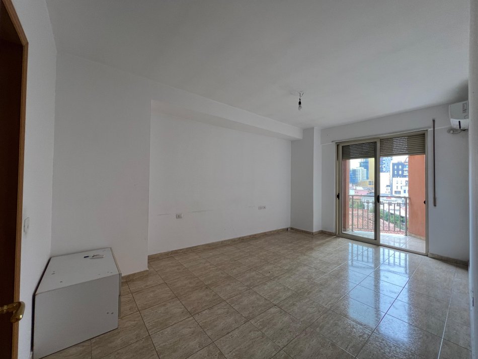 Tirane, jepet me qera apartament 2+1+Ballkon Kati 5, 100 m² 500 € (Selvia)