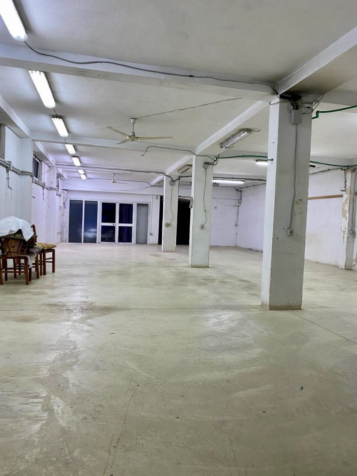 Tirane, jepet me qera ambjent biznesi , , 290 m² 1,000 € (Laprake)