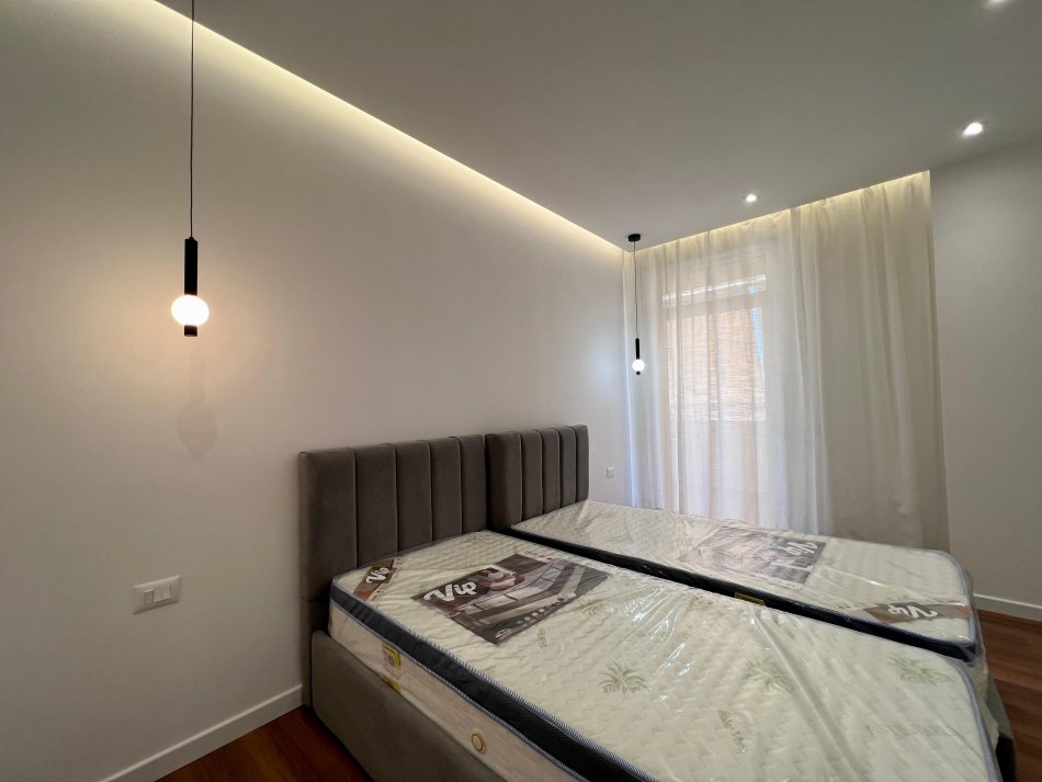 Tirane, jepet me qera apartament 2+1 Kati 7, 110 m² 1.000 € (Pazari i Ri)
