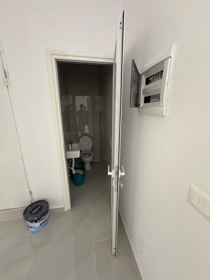 Tirane, jepet me qera dyqan Kati 0, 65 m² 2.000 € (21 Dhjetori ne Kryqezim)