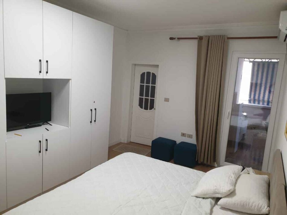 ISH EKSPOZITA 2+1+2+B+V Kati 4, 142 m² 850 € (VETEM ARBRB E NDARE NE 2 AMBIENTE PER 7 PERSONA)