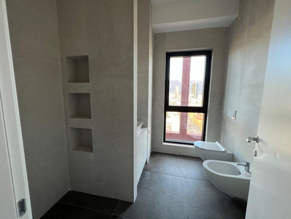 Tirane, jepet me qera ambjent biznesi Kati 13, 110 m² 1.500 € (Rruga e kavajes, Garden Building)