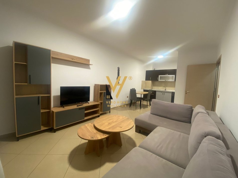 Tirane, jepet me qera apartament 1+1+Ballkon Kati 2, 65 m² 500 € (YZBERISHT)
