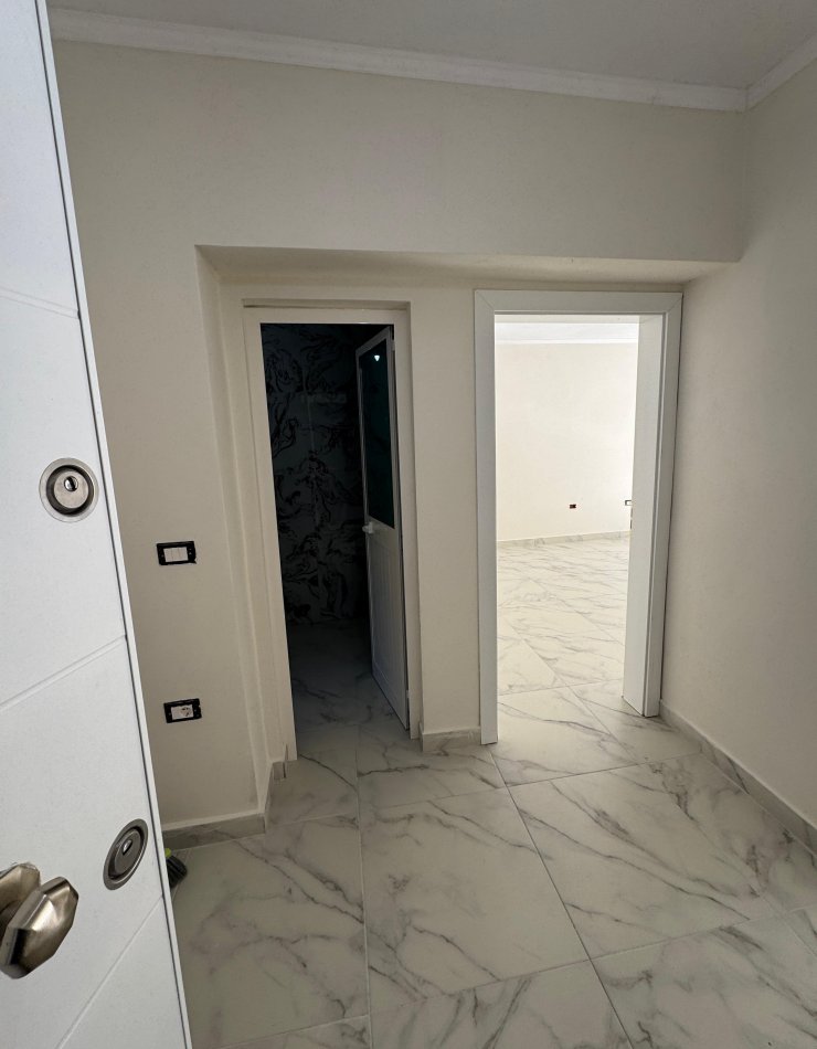 Tirane, jepet me qera apartament 1+1 Kati 0, 80 m² 600 € (Irfan Tomini)