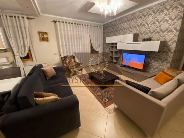 Tirane, jepet me qera apartament 3+1 Kati 9, 164 m² 1.200 Euro (Rr e Barrikadave)