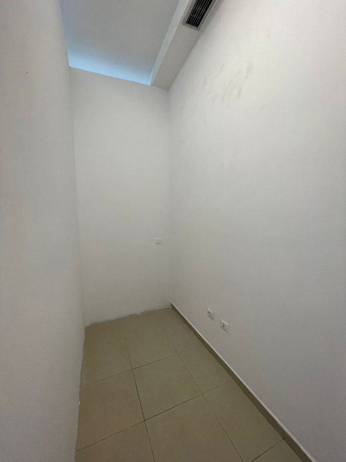 Tirane, jepet me qera ambjent biznesi Kati 1, 100 m² 850 € (Brryli)