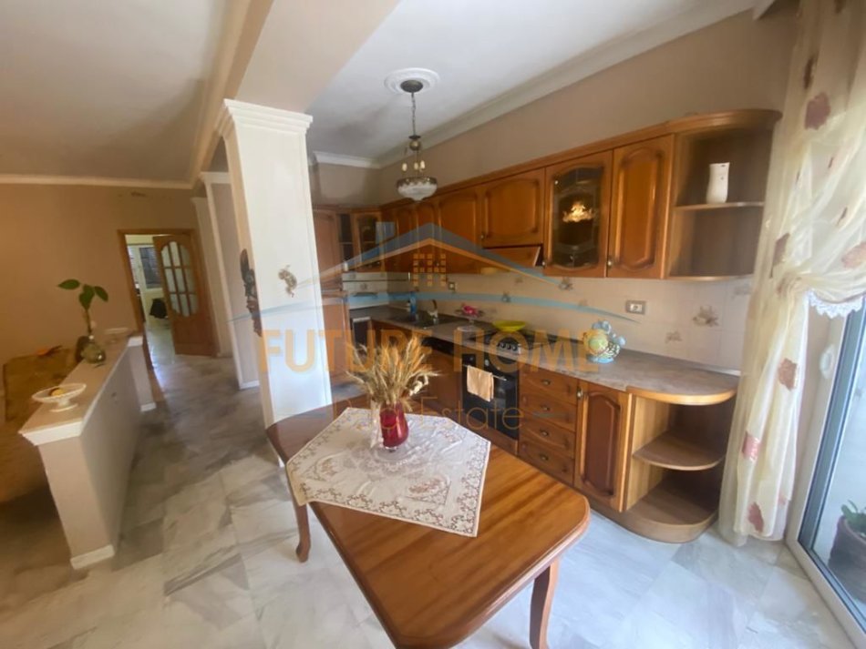 Durres, shitet apartament 3+1+Aneks+Ballkon Kati 3, 196 m² 140.000 € (Kryqi-Kuq , Durres)