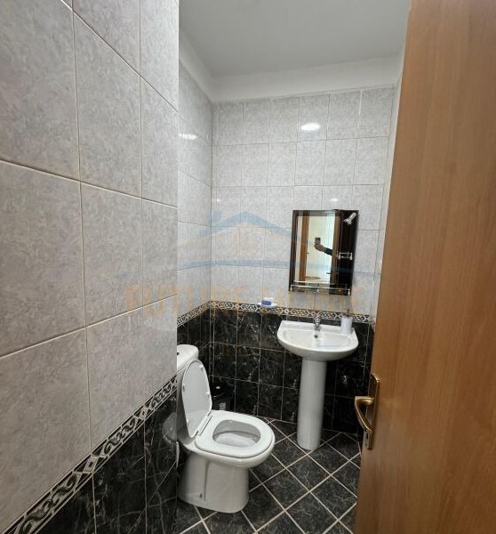 Tirane, jepet me qera apartament 2+1 Kati 9, 105 m² 750 € (STACIONI I TRENIT ,USLUGA)