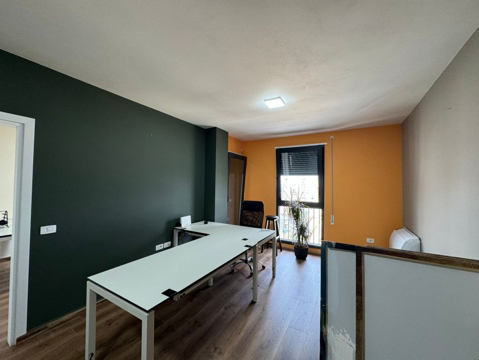 Tirane, jepet me qera zyre Kati 6, 65 m² 500 € (Kompleksi Olimpik)