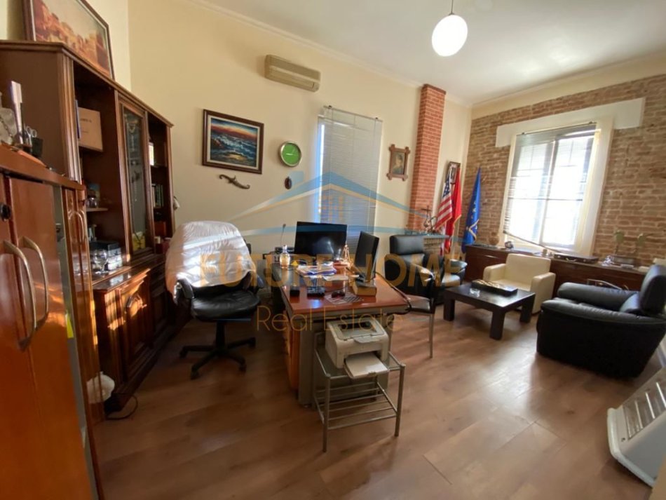 Durres, jepet me qera zyre Kati 2, 29 m² 250 € (Aleksander Goga)