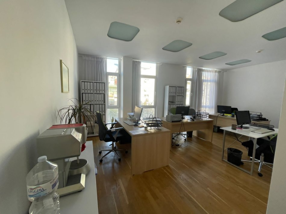 Disponojme Ambient Me Qira tek Kompleksi Kika 2, Komuna E Parisit
