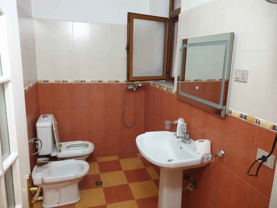 ISH EKSPOZITA 2+1+2+B+V Kati 4, 142 m² 850 € (VETEM ARBRB E NDARE NE 2 AMBIENTE PER 7 PERSONA)