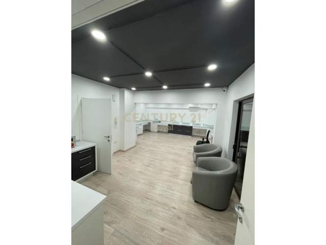 Tirane, jepet me qera zyre Kati 4, 115 m² 850 Euro (Ish Blloku)