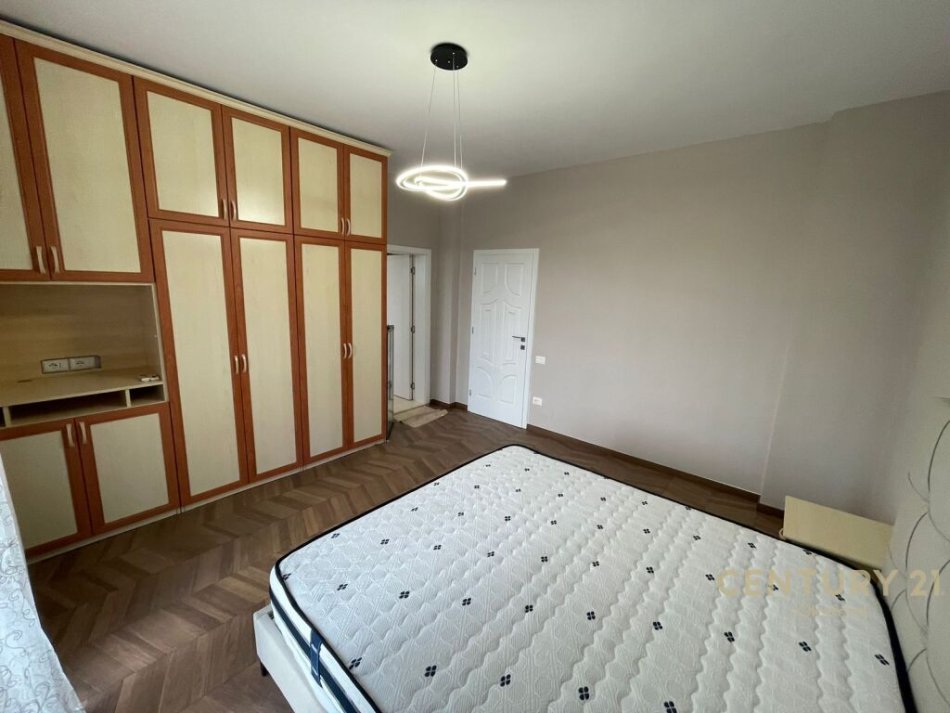 Tirane, jepet me qera apartament 2+1+Ballkon, , 120 m² 750 € 