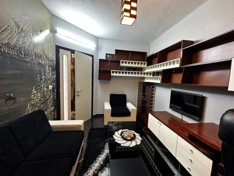 Tirane, jepet me qera apartament 3+1 , 115 m² 680 € 