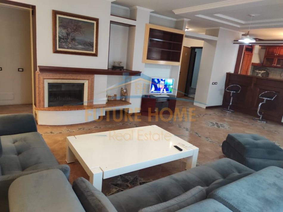 Tirane, jepet me qera apartament 3+1+Ballkon Kati 8, 190 m² 1.000 € (Komuna e Parisit)