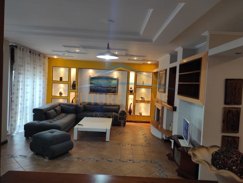 Tirane, jepet me qera apartament 3+1+Ballkon Kati 8, 190 m² 1.000 € (Komuna e Parisit)