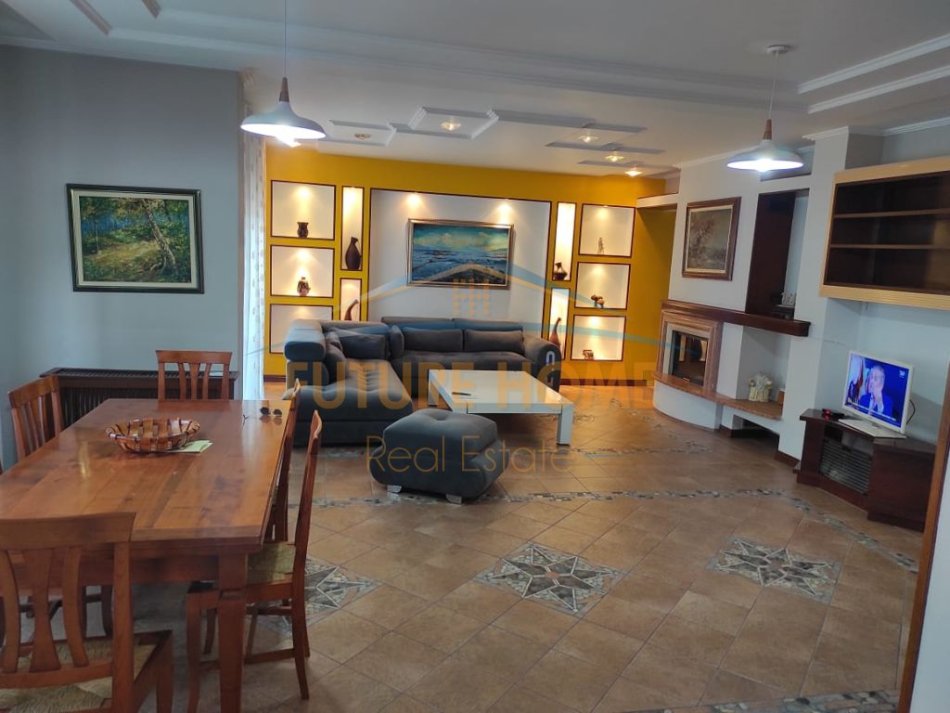 Tirane, jepet me qera apartament 3+1+Ballkon Kati 8, 190 m² 1.000 € (Komuna e Parisit)